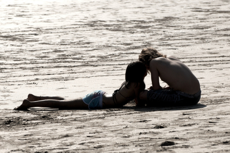 Молодая парочка занимается страстным сексом на диком пляже