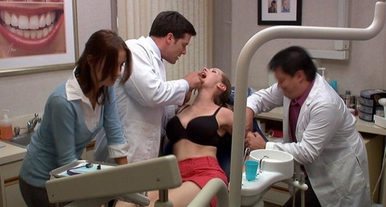 Гинеколог проводит осмотр молодой пациентки и засовывает в её вагину специальные приборы