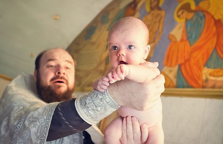 Сын священника. Были священниками будучи ребенком он. Батюшка и дети. Священник благословляет ребенка. Священник и дети.