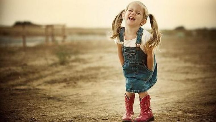 В каждой женщине живет девочка. А я такая маленькая девочка. В каждой женщине живет маленькая гадинка картинки. А я такая маленькая девочка. Маленькие девочки цитаты.