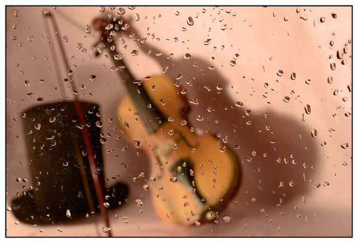 Музыка дождя автор музыки. Музыкальный дождь. Скрипка дождь. Музыкальная капель. Музыка дождя картинки.