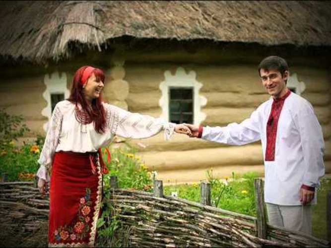 Жених сватается. Фотосессия в украинском стиле. Украинская свадьба. Украинская народная свадьба. Украинские парень и девушка.
