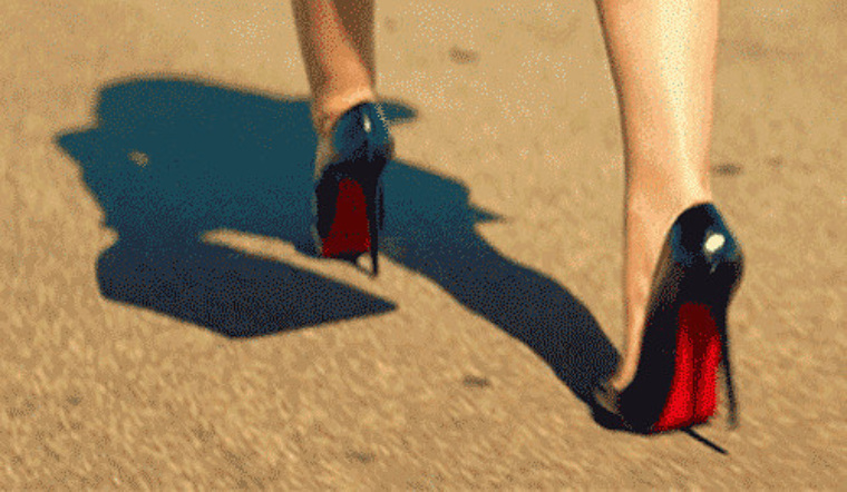Топоча каблуками по пустынной палубе поспешно бегу. Ножки на каблуках. Гифка девушка на каблуках. Девушка идет на каблуках. Туфли gif.