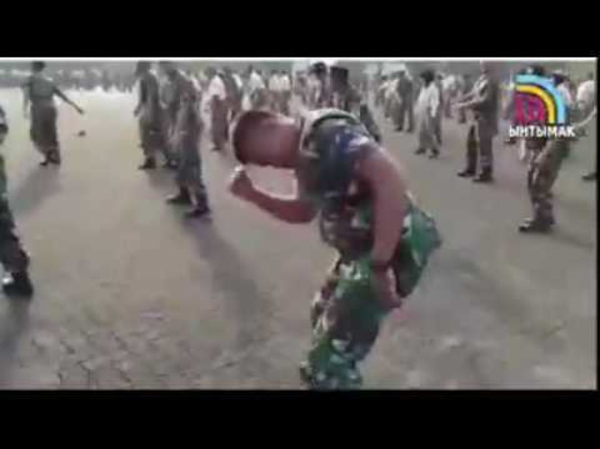 Оригинал танца буй буй. Солдаты танцуют буй буй. Солдаты пляшут.