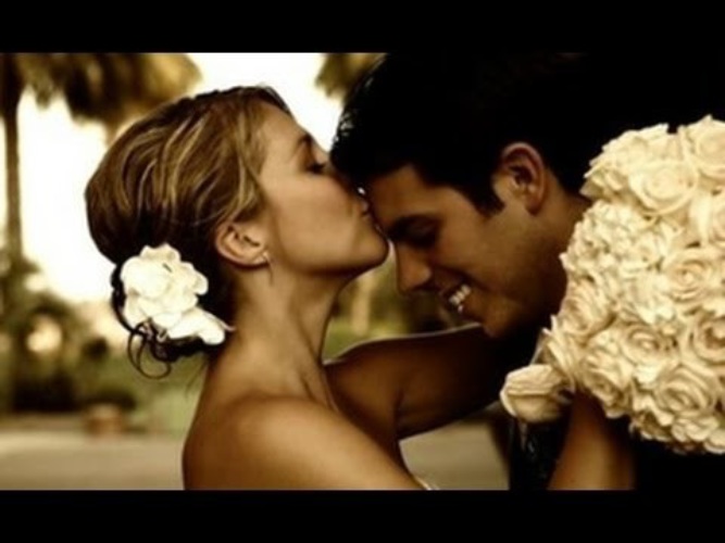 Слушать песню лепестками белых роз. Парень с белыми розами. Букет для мужчины