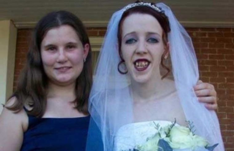 Две некрасивые девушки. Две некрасивые девушки. Одинаковые девушки. Ужасный макияж. Я страшная подруга.