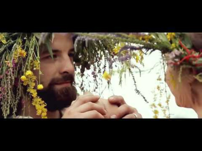 Может знает лес расторгуев и княжинская. Может знает лес красоту небес. Песня может знает лес. Может знает лес красоту небес. Может знает лес.