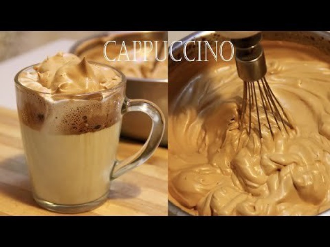 Кофе с пенкой. Взбивание кофе. Cappuccino crema. Cappuccino crema. Капучино на белом фоне.